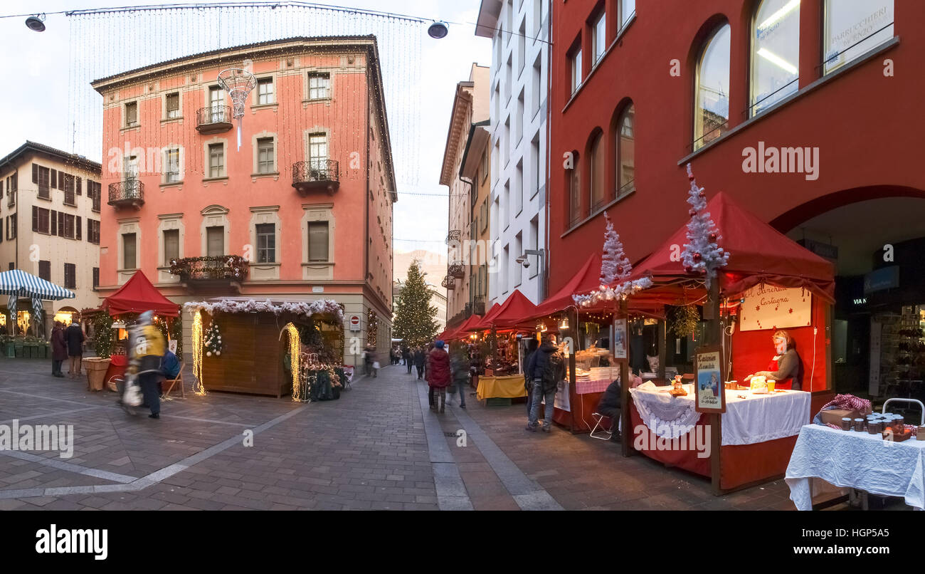 Lugano, Schweiz - 18. Dezember 2016: Weihnachtsmarkt mit Hütten beleuchtet und dekoriert mit den Farben in der Nacht. Stockfoto