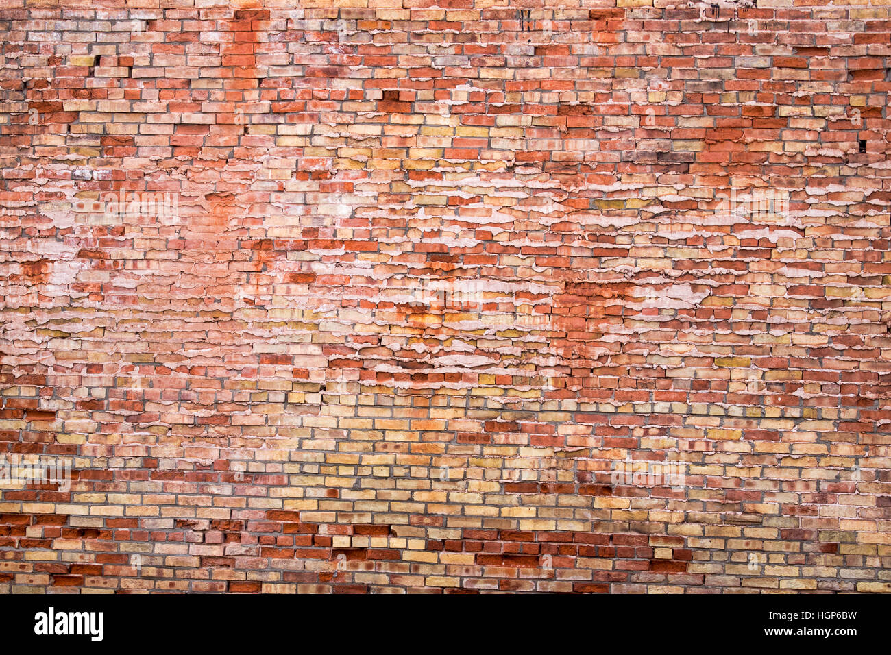 Verwitterte alte Backsteinmauer an einem Gebäude in Winslow, Arizona Stockfoto