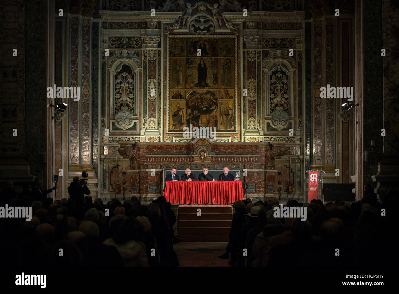 Neapel, Italien. 11. Januar 2017. Das berühmte Gemälde "Salvator Mundi" von Leonardo Da Vinci kommt für eine Ausstellung in Neapel, Italien. Bildnachweis: Michele Amoruso/Pacific Press/Alamy Live-Nachrichten Stockfoto