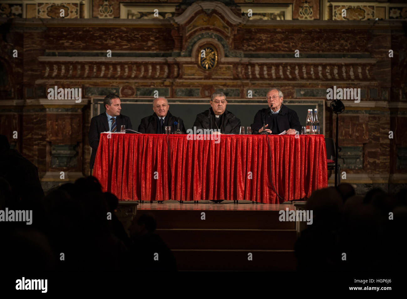 Neapel, Italien. 11. Januar 2017. Das berühmte Gemälde "Salvator Mundi" von Leonardo Da Vinci kommt für eine Ausstellung in Neapel, Italien. Bildnachweis: Michele Amoruso/Pacific Press/Alamy Live-Nachrichten Stockfoto