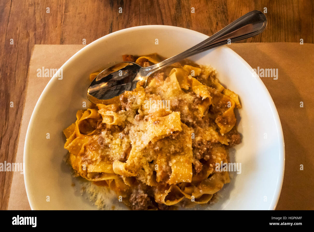 Pappardelle mit Sauce Bolognese Stockfoto