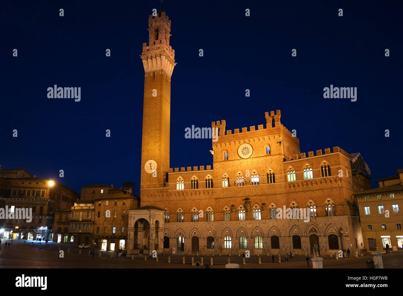 Piazza del Campo mit Palast und Torre del Mangia, Siena, Toskana, Italien Stockfoto