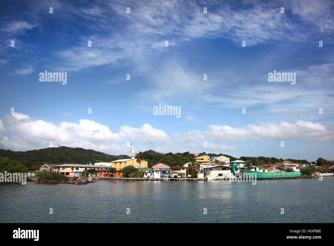 Hinter dem Dorf & in Kreuzfahrt an den Anschluss an Insel Roatan, Honduras, Mittelamerika, Karibik. Stockfoto