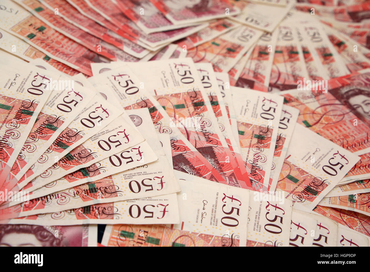 Großbritannien £50-50 Pfund Sterling Notizen. Geld verteilt. Stockfoto