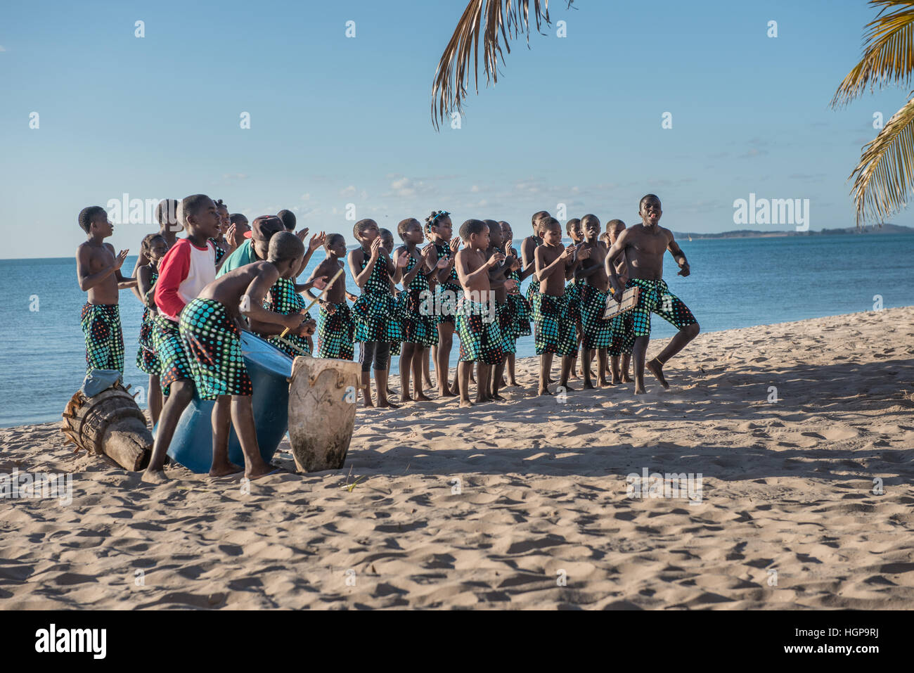 Schulkinder, die traditionellen Tanz für Touristen Azura Lodge auf Benguerra Insel im Bazaruto Archipel in Mosambik Stockfoto