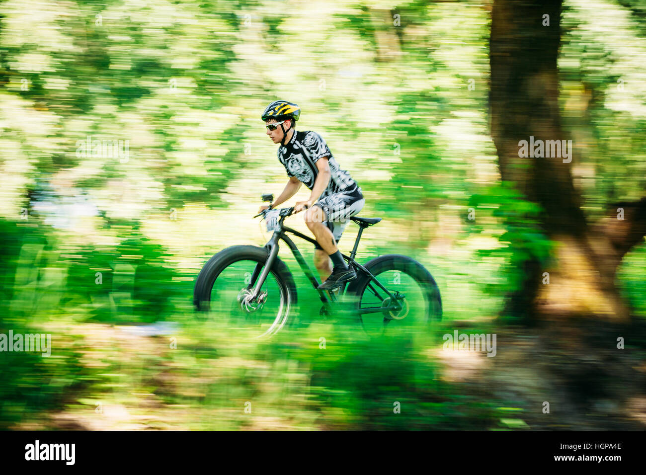 GOMEL, Weißrussland - 7. Juni 2015: Mountain Bike Radsportler Track auf fat Tire Bike am sonnigen Tag Stockfoto