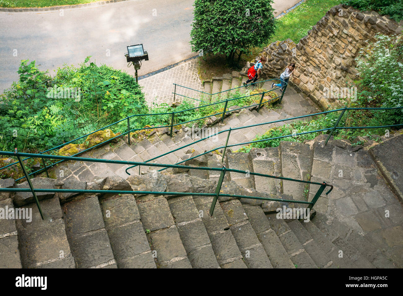 Luxemburg, Luxemburg - 17. Juni 2015: Stein Weg Gehweg Lane Pfad mit grünen Bäumen und Büschen im Park. Schöne Gasse im Sommerpark Stockfoto