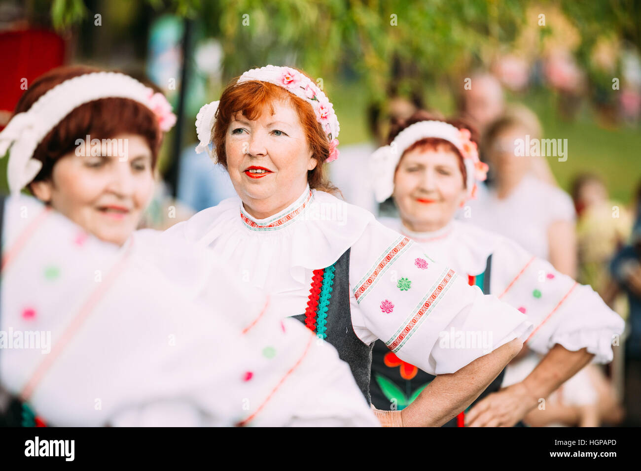 Gomel, Weißrussland - 9. Mai 2016: Nahaufnahme älterer Frauen In belarussische nationale Kostüme, die Besetzung von Gesang &amp; Chor Ensemble feiern Victo Stockfoto