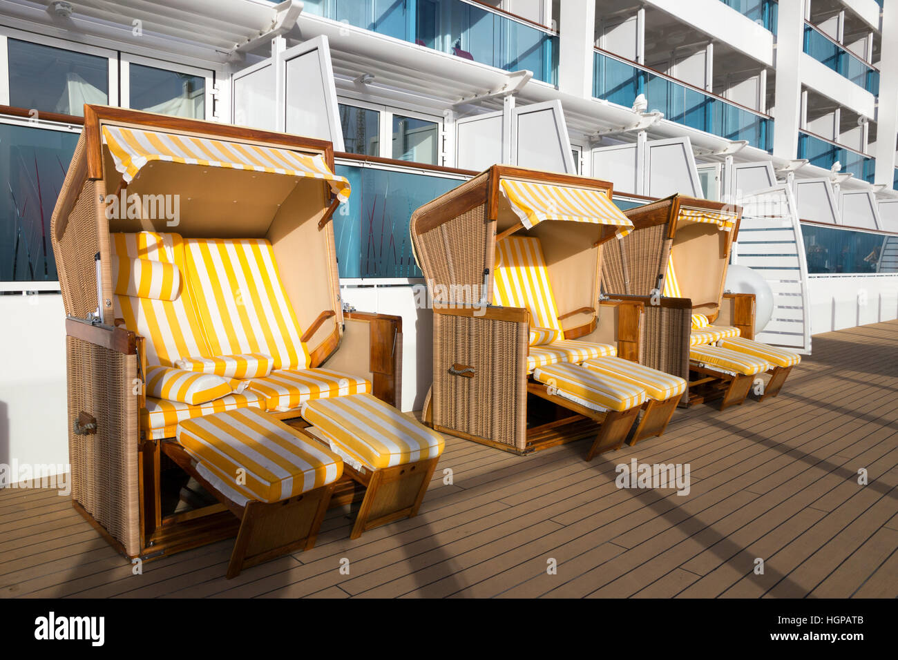Überdachten Strand Korbsessel auf dem Deck eines Kreuzfahrtschiffes. Stockfoto