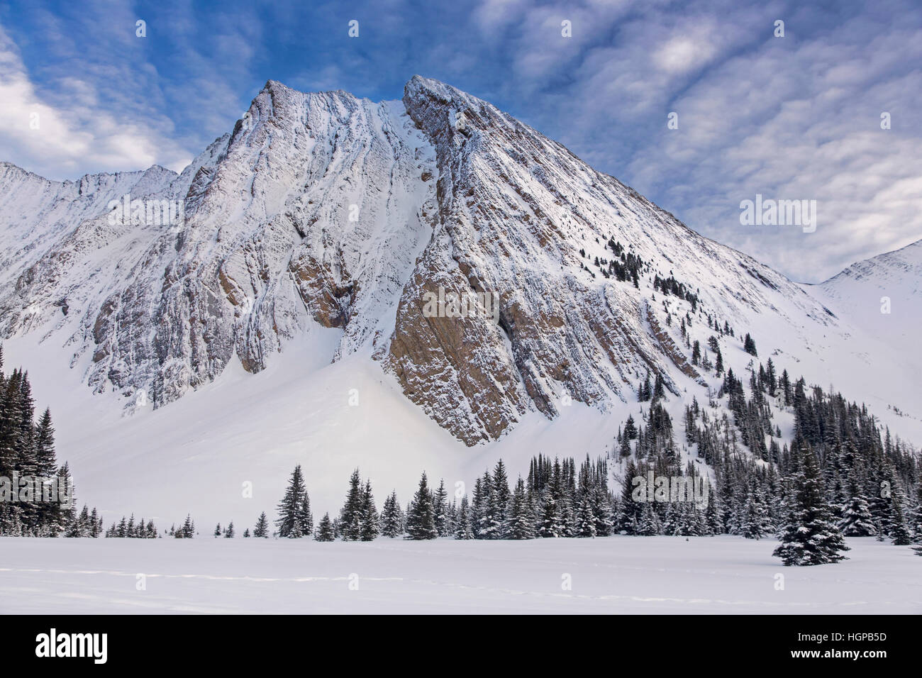 Gefrorene Schneebedeckte Landschaft Des Chester Lake Mountain Peak. Schneeschuhwandern Im Winter Peter Lougheed Provincial Park Kananaskis Country Alberta Canada Rockies Stockfoto