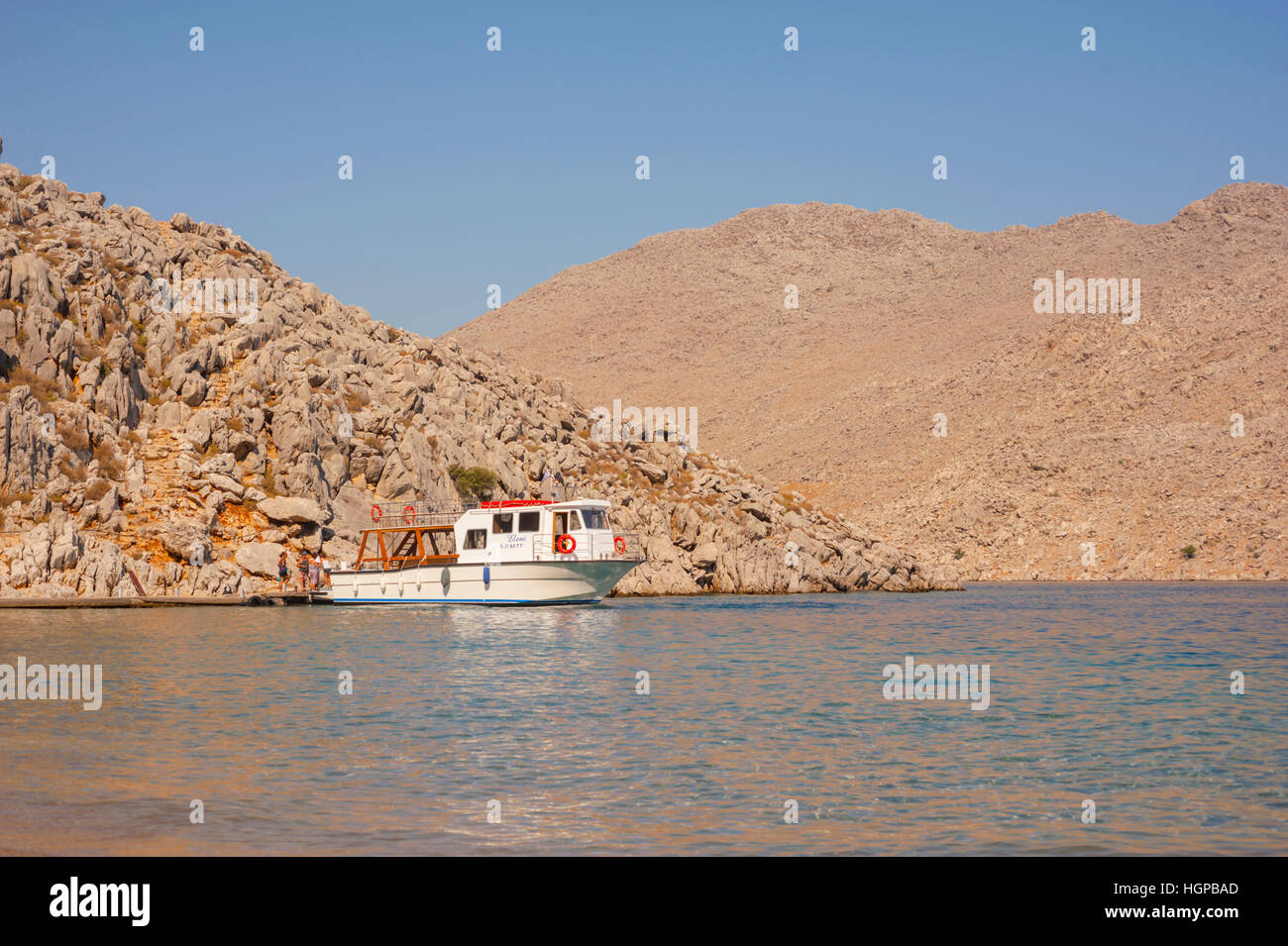 Wasser-Taxi an der Pier an der Nikolaus-Bucht auf der griechischen Insel Symi Stockfoto