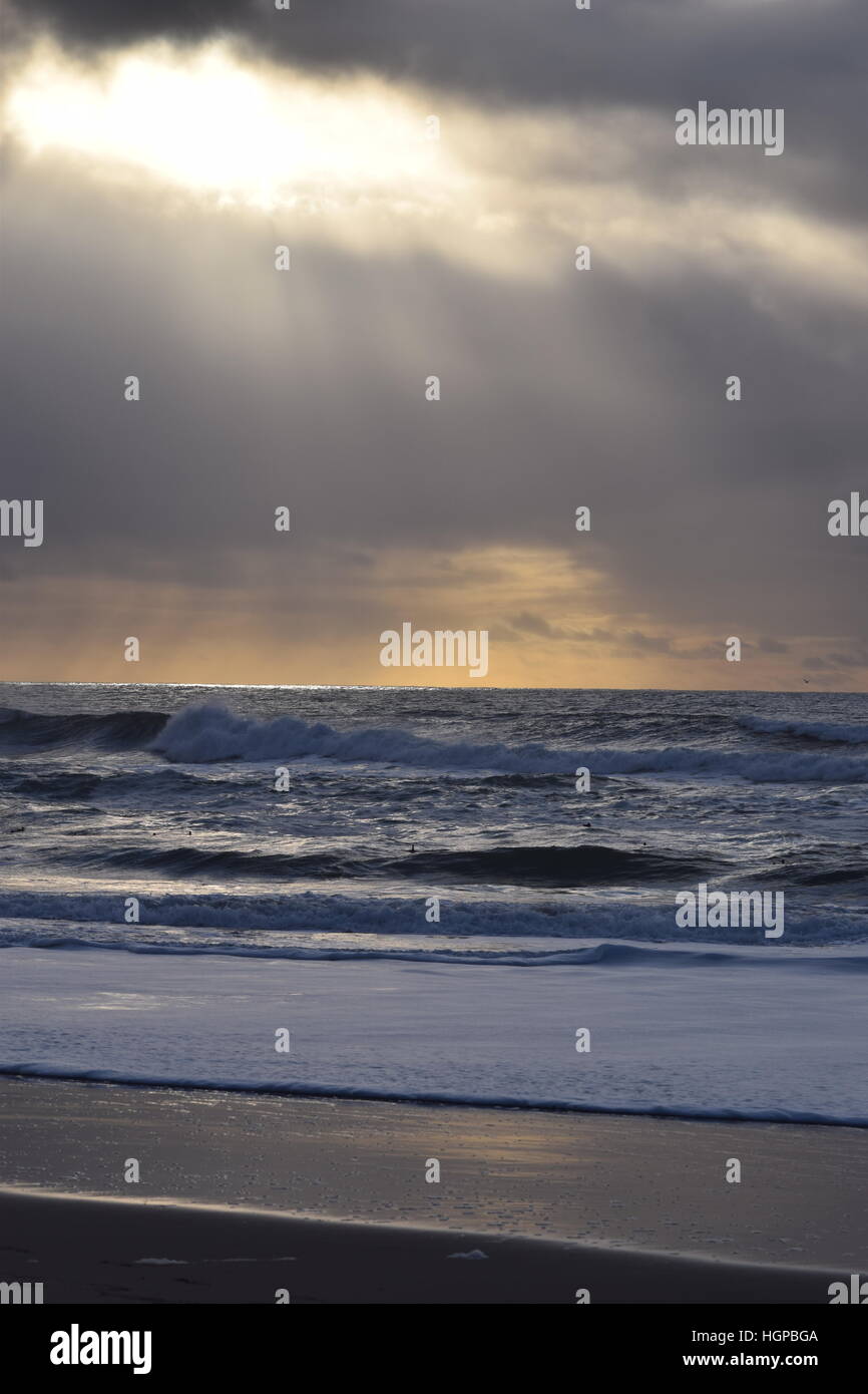 Sonne lugt durch die Wolken über dem Meer vor dem Sturm Stockfoto