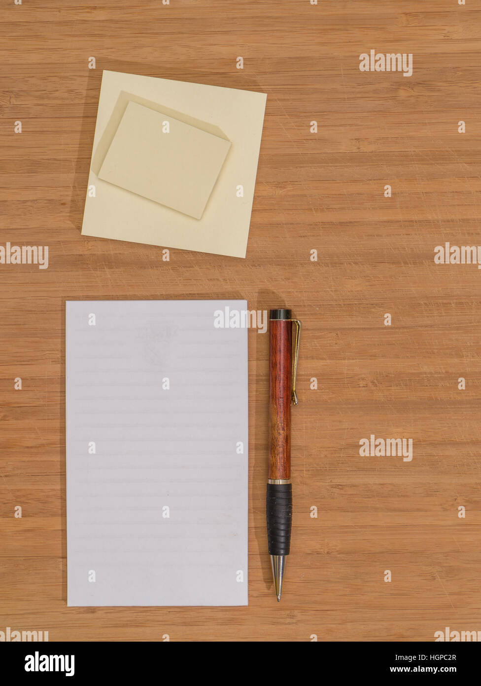 Bambus Schreibtisch, weißem Pad, Kugelschreiber, Haftnotizen, Textfreiraum Stockfoto