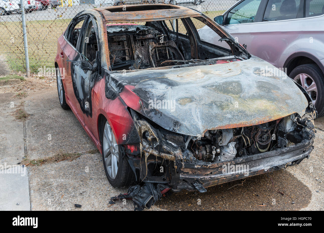 Die Reste der verbrannten Auto sitzen in einem wrecking Hof, nachdem es durch ein Feuer verbraucht wurde. Stockfoto