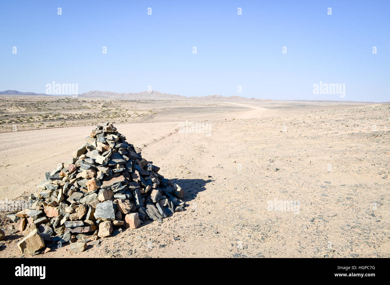 Stapel von Steinen durch die C28 Schotterstraße in Namibia Stockfoto