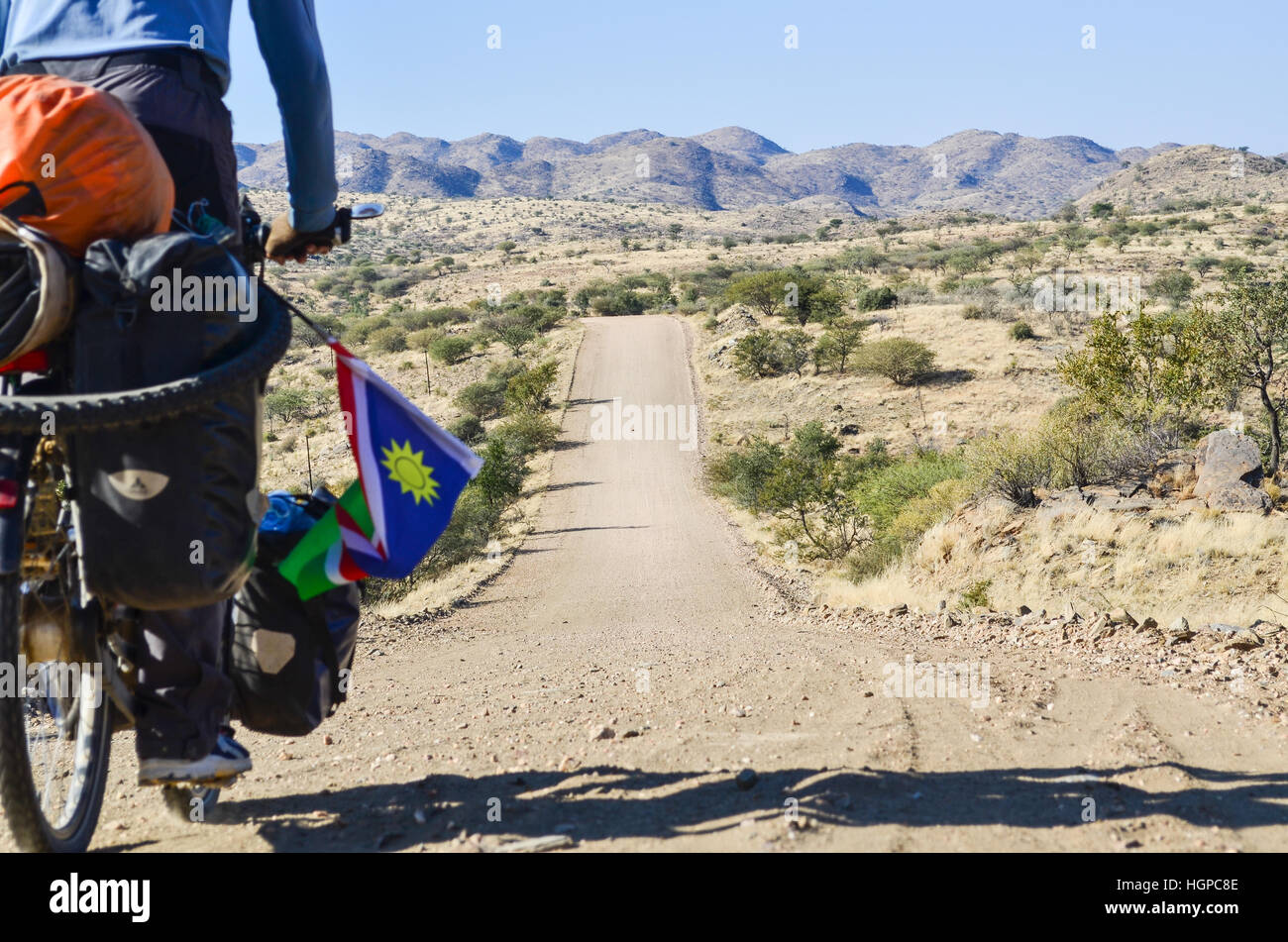 Radfahrer auf der Schotterstraße C28 nach Windhoek, Namibia Stockfoto