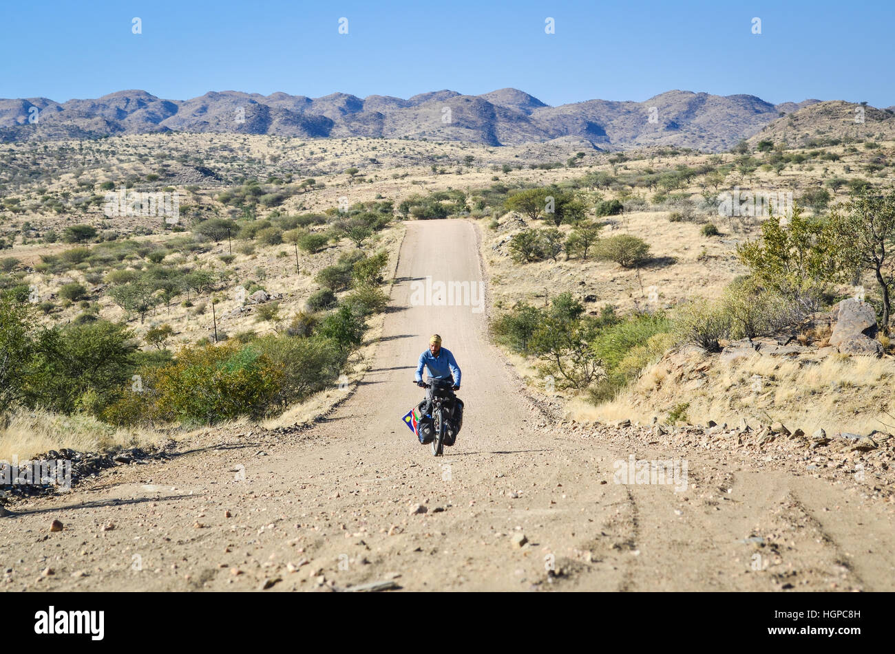 Radfahrer auf der Schotterstraße C28 nach Windhoek, Namibia Stockfoto