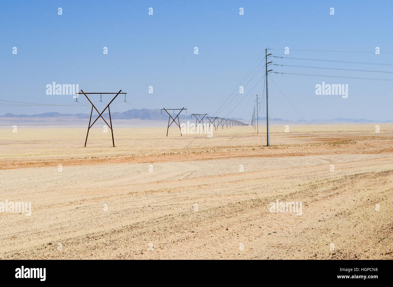 Elektrische Leitungen entlang der Straße zwischen Aus und Luderiz, Namibia Stockfoto