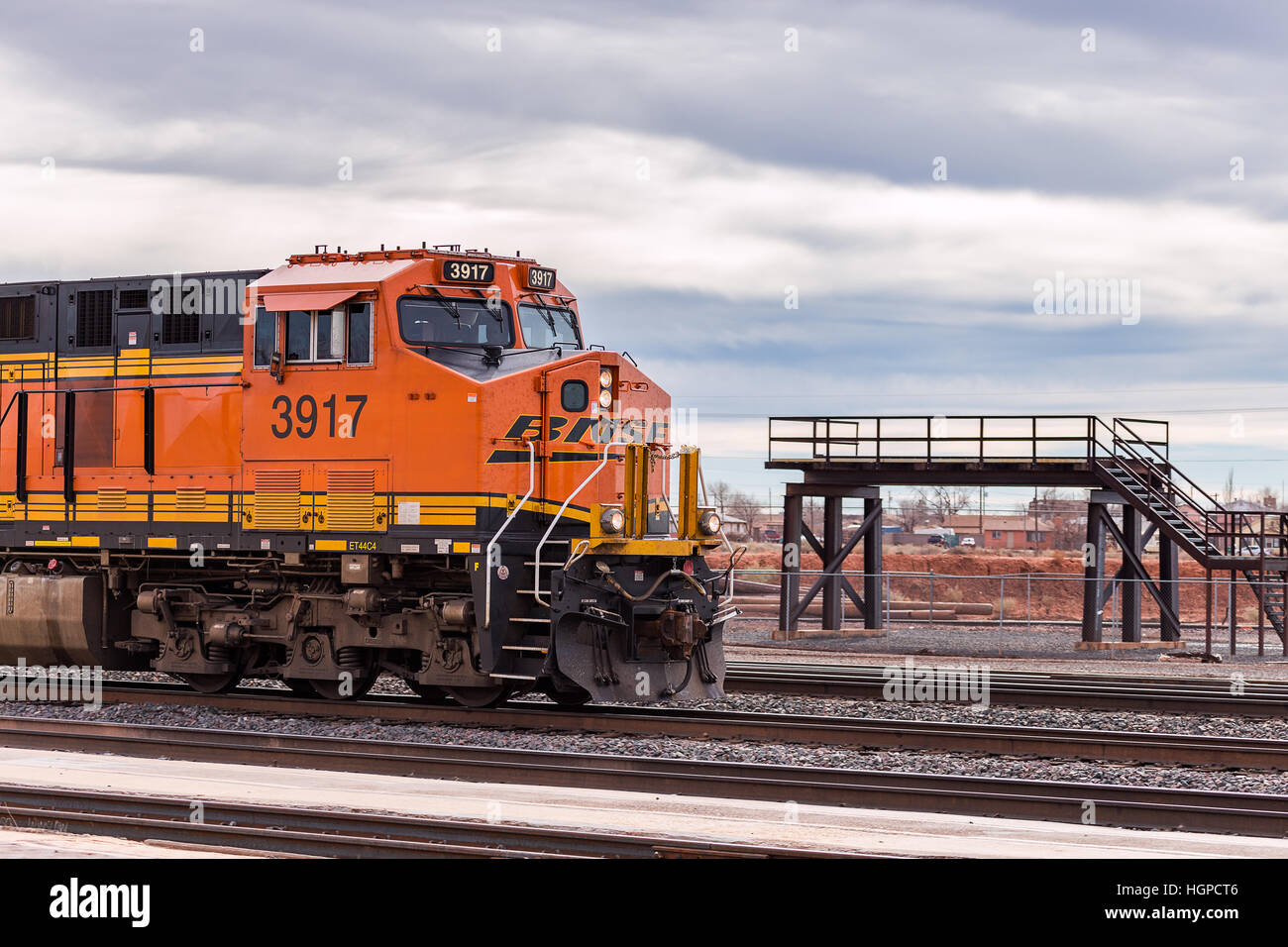 BNSF Santa Fe Railroad Train Engine am Bahnhof Stockfoto