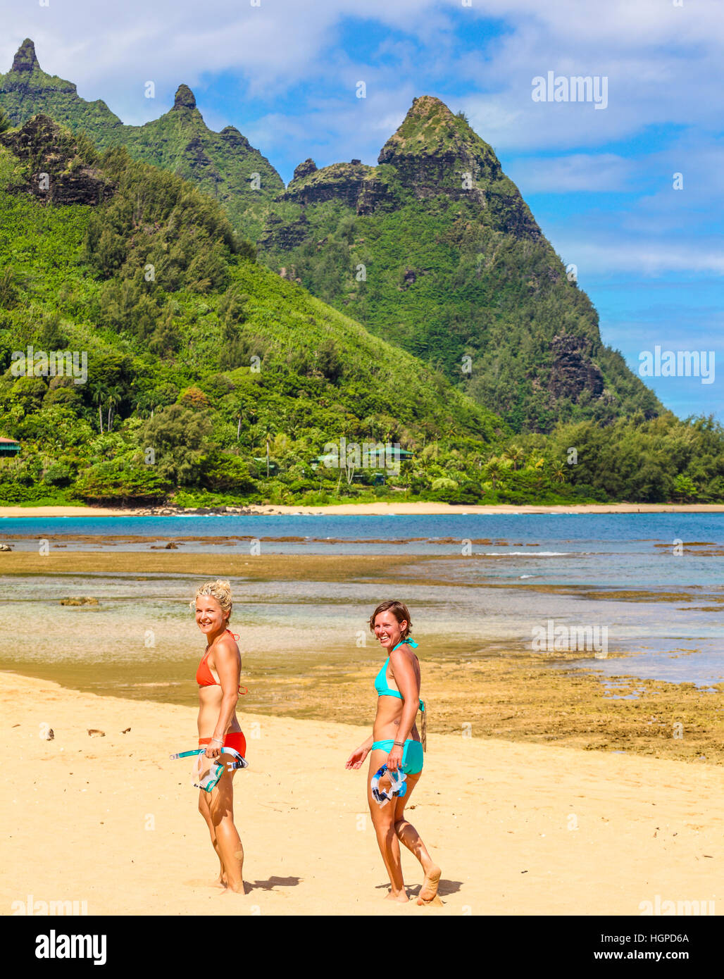 Touristen mit Schnorchelausrüstung im Tunnel Beach auf Kauai Stockfoto