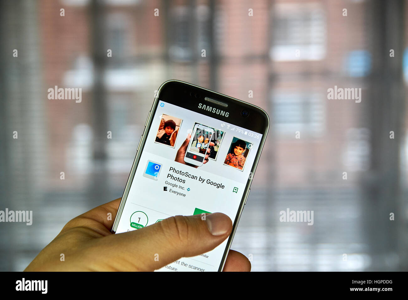 MONTREAL, Kanada - 23. Dezember 2016: PhotoScan ist eine neue Scanner-app von Google Fotos, mit der Benutzer Scannen und speichern Sie ihre Lieblingsfotos gedruckt u Stockfoto