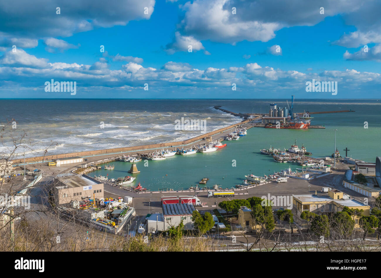Ortona Abruzzen Italien Die Stadt An Der Adria Mit Grossen Hafen Die Mittelalterliche Burg Und Die Schone Altstadt Stockfotografie Alamy