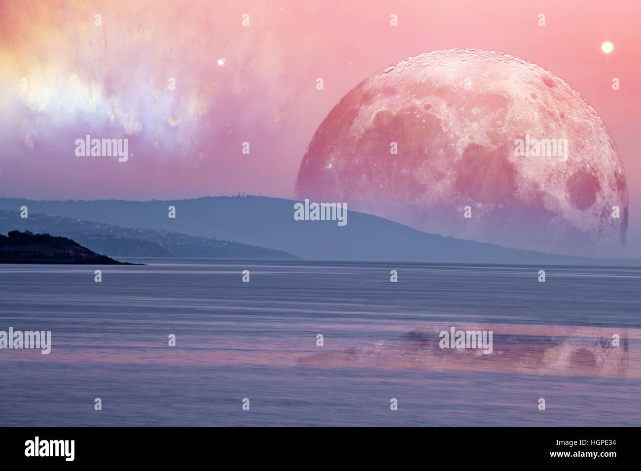 Landschaft von einem fremden Planeten - riesige rosa Mond spiegelt sich in ruhigem Meerwasser. Elemente des Bildes sind von der NASA eingerichtet. Stockfoto