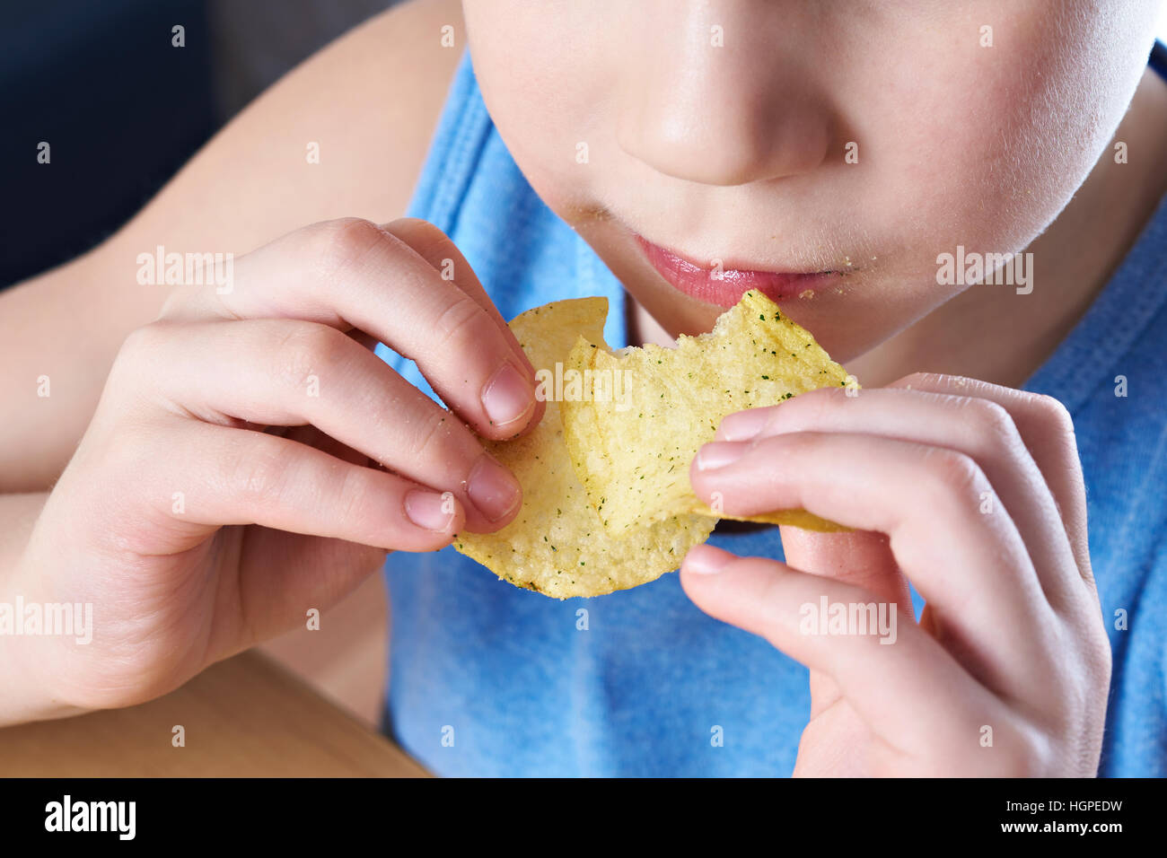 Kleiner Junge Essen Kartoffelchips closeup Stockfoto