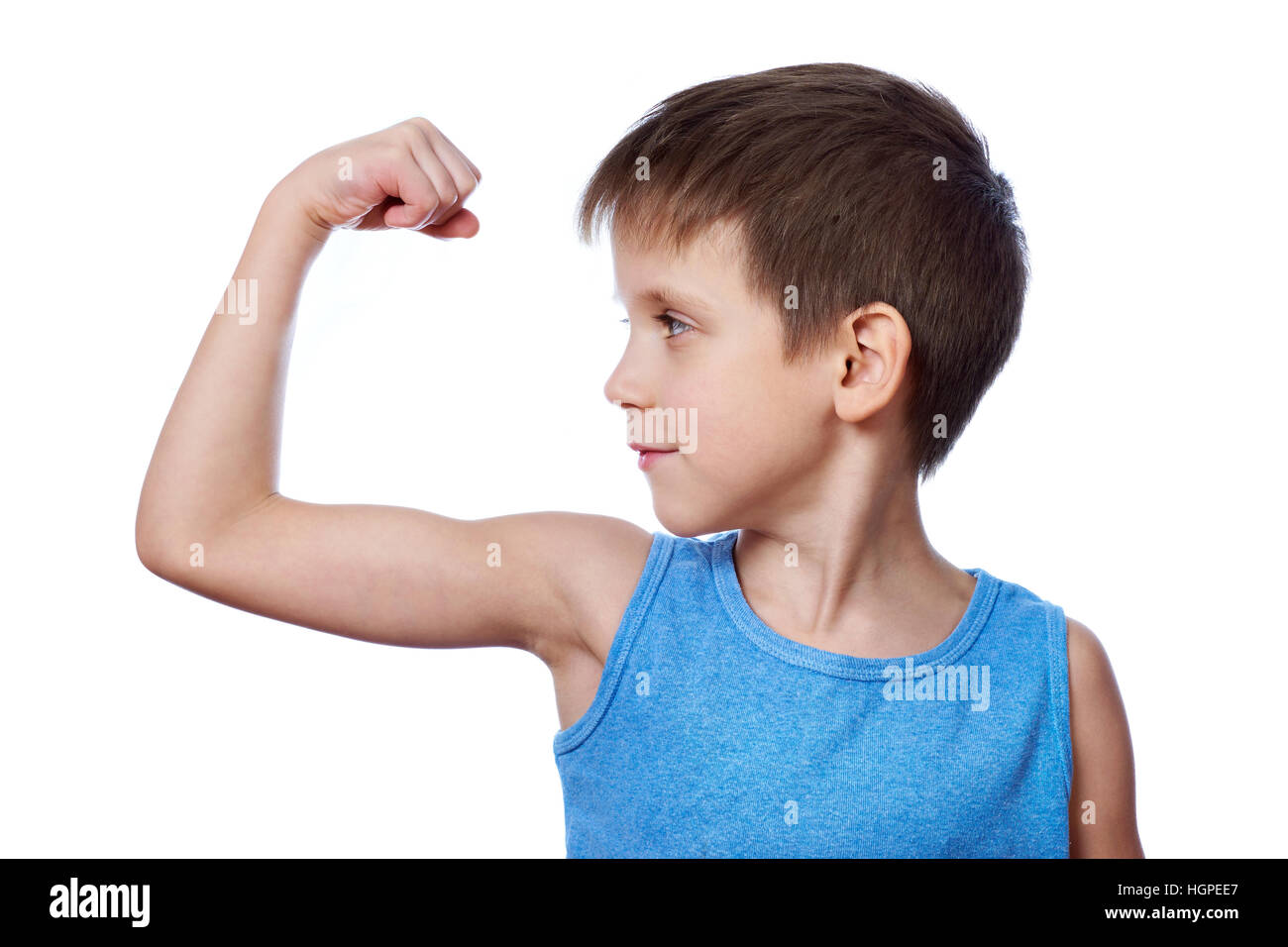 Kleine sportliche junge Blick auf Bizeps Muskel isoliert weiß Stockfoto
