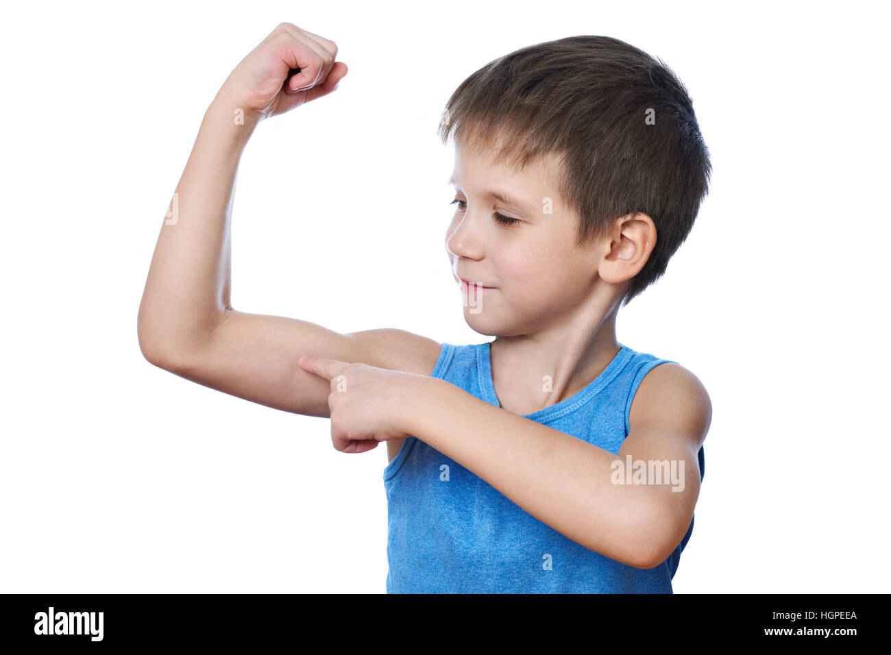 Kleine sportliche junge Blick auf Bizeps Muskel isoliert weiß Stockfoto