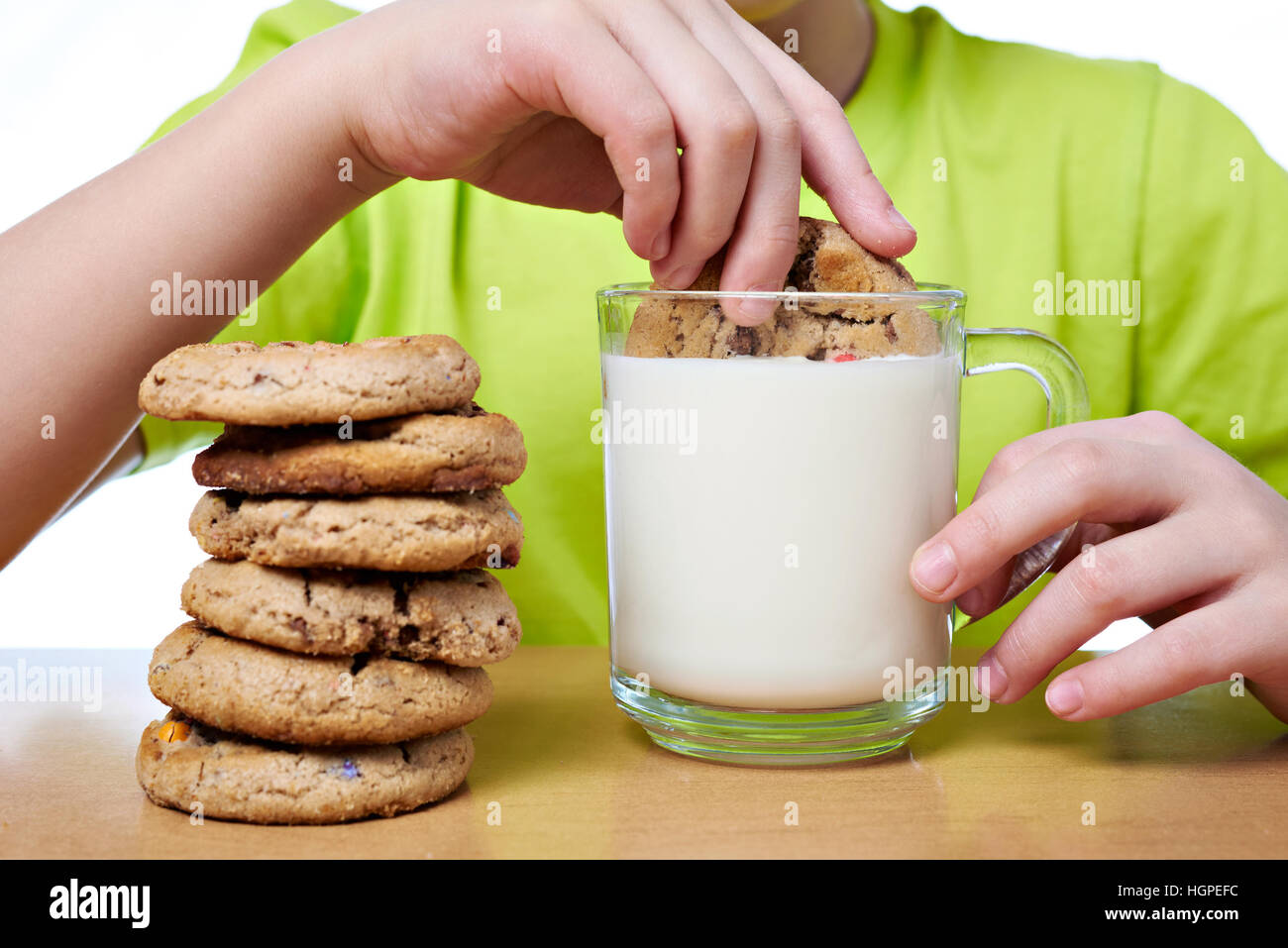 Kind hat Frühstück Kekse und Milch Stockfoto