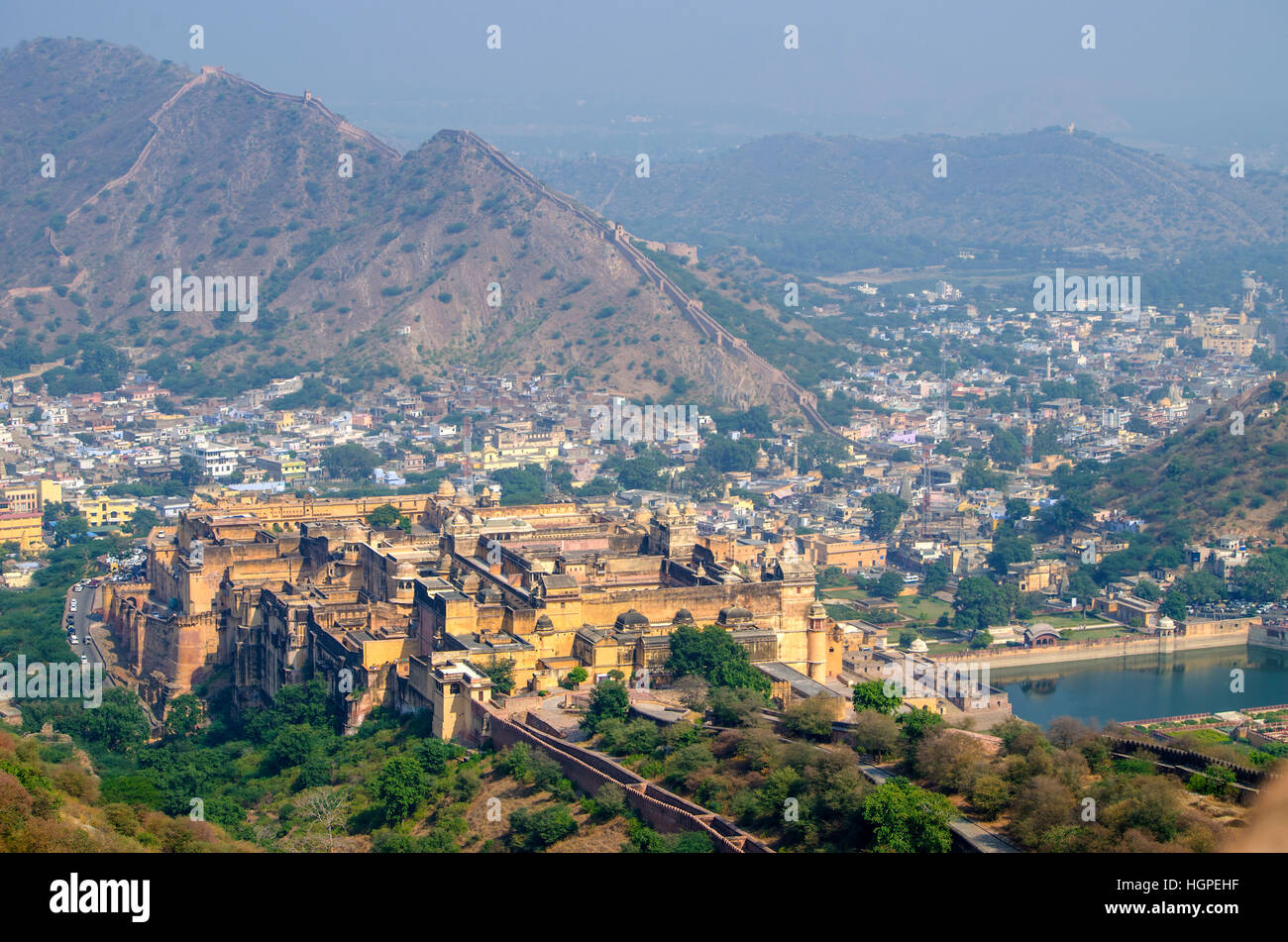 Landschaft der Stadt Jaipur mit Umgebungen und ein Fort Indien in Bergen, ein Fort, zu Hause, von oben, Geschichte, Indien Stockfoto