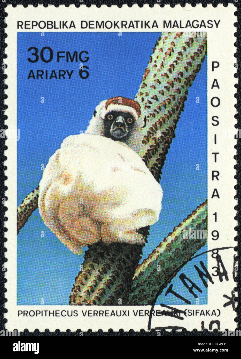 Eine Briefmarke gedruckt im madagassischen zeigt Propithecus Verreauxi Verreauxi Sifaka, "Lemuren von Madagaskar"-Serie, 1983 Stockfoto