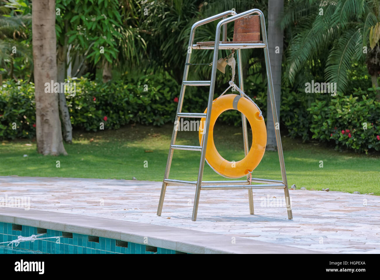 Rettungsring auf einen Rettungsschwimmer-Turm am Pool im Innenhof des Hotels Stockfoto