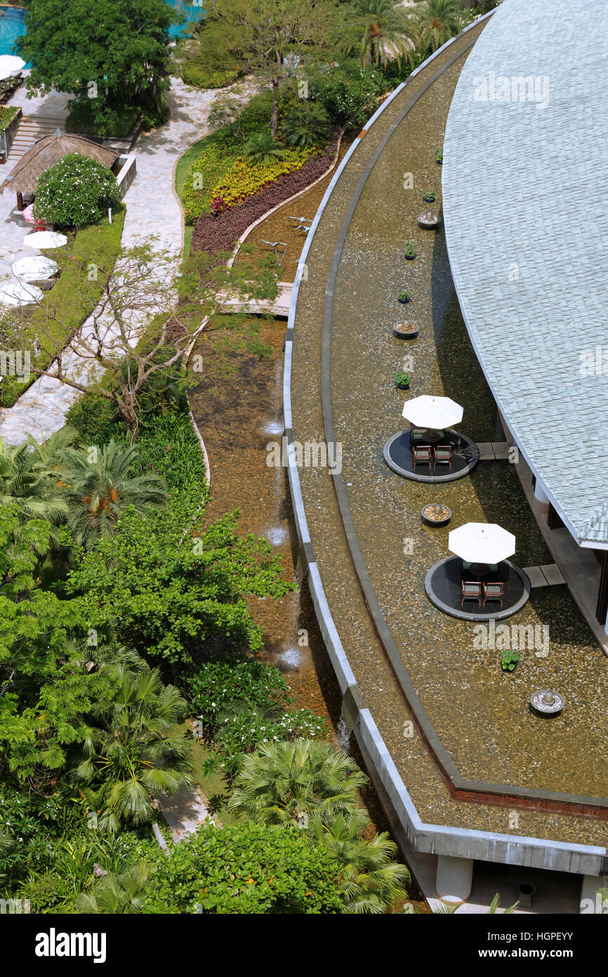 Draufsicht der Innenhof des großen Hotels mit tropischen Bäumen, Blumen, Gärten, Pools, inneren Freiflächen, Waterfolls ect. Stockfoto