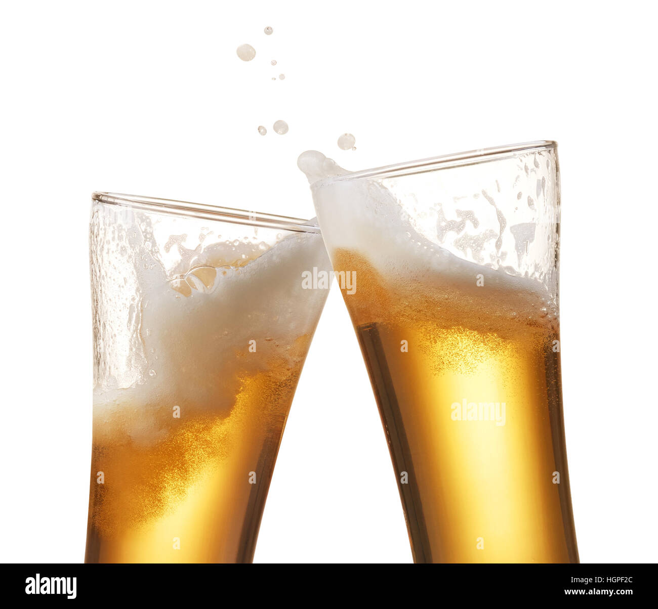 zwei Gläser Bier Toasten erstellen splash Stockfoto