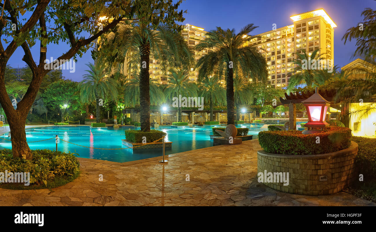Panoramablick über einen hoteleigenen Pool bei Nacht Stockfoto