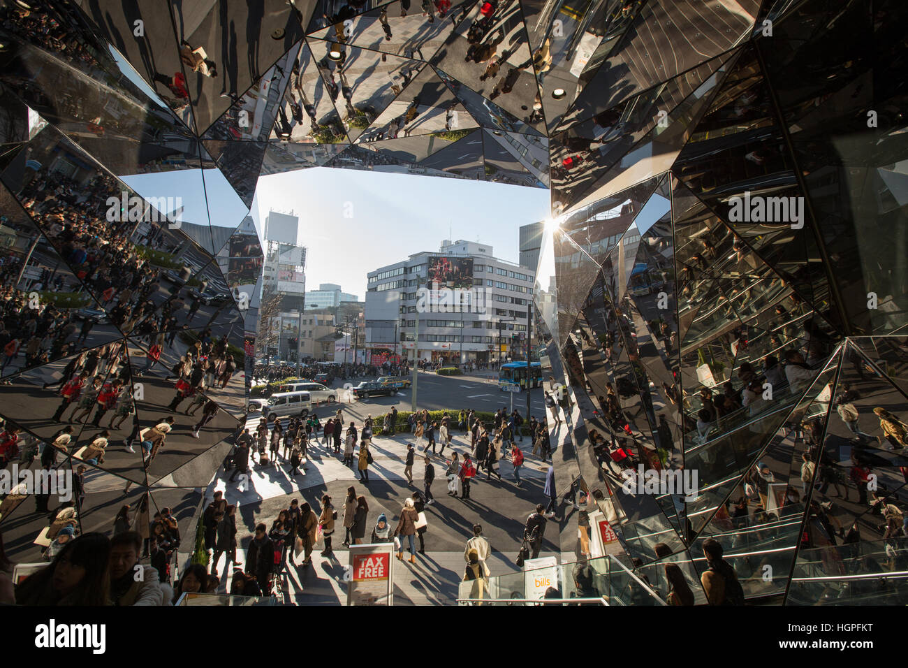Kaleidoskop verspiegelten Innenraum der Tokyo Plaza Shopping Mall in Harajuku in Tokio, Japan. Stockfoto