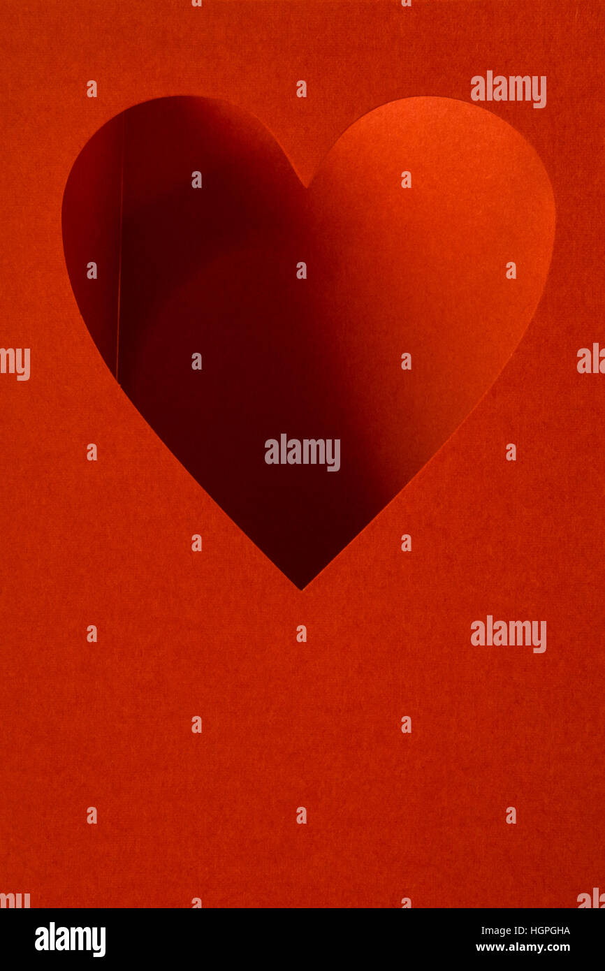 Grußkarte mit Herz auf einem roten Hintergrund kostenlos zum Valentinstag Stockfoto