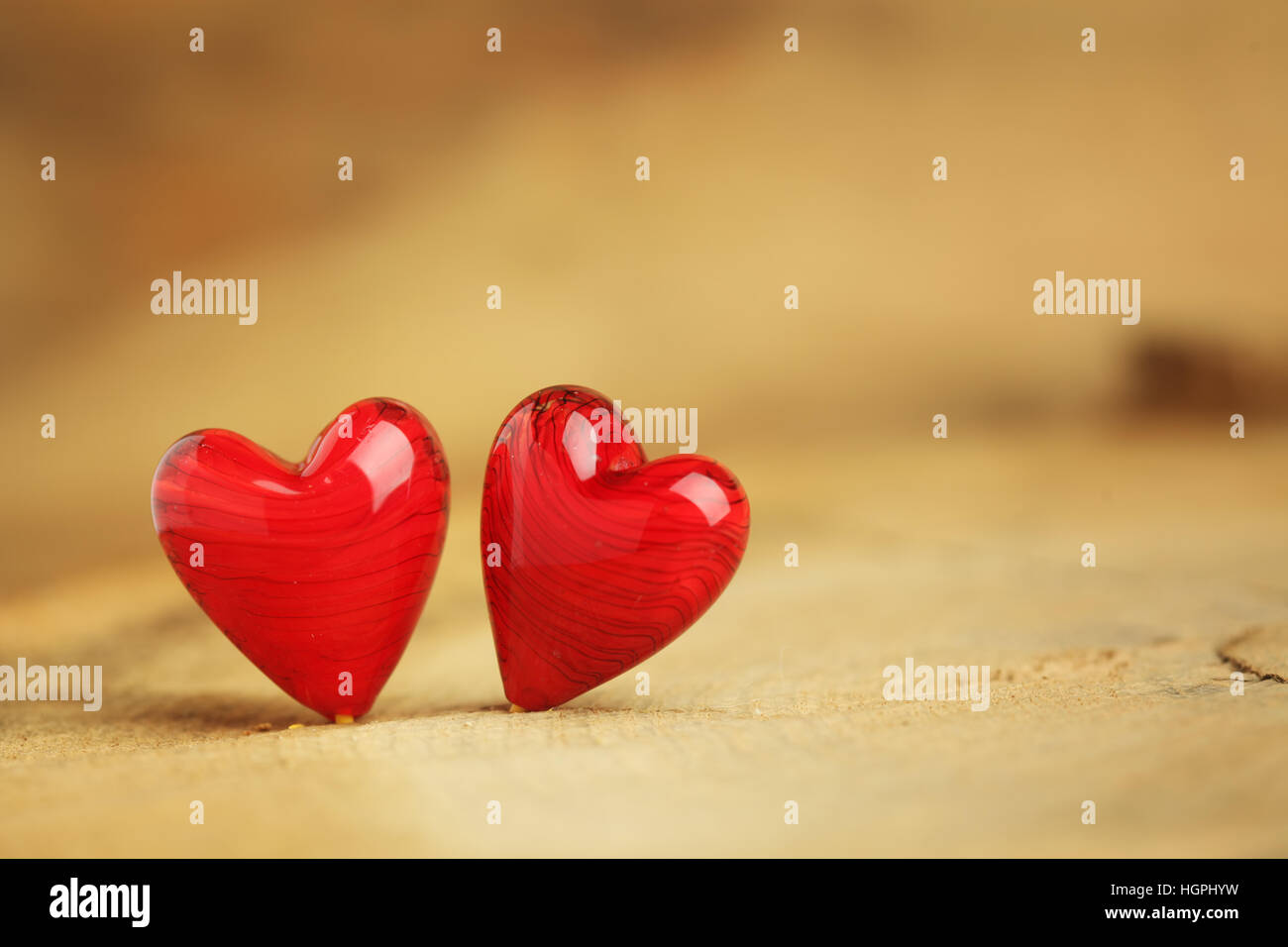 Zwei kleine rote Herzen Hintergrund Stockfotografie - Alamy