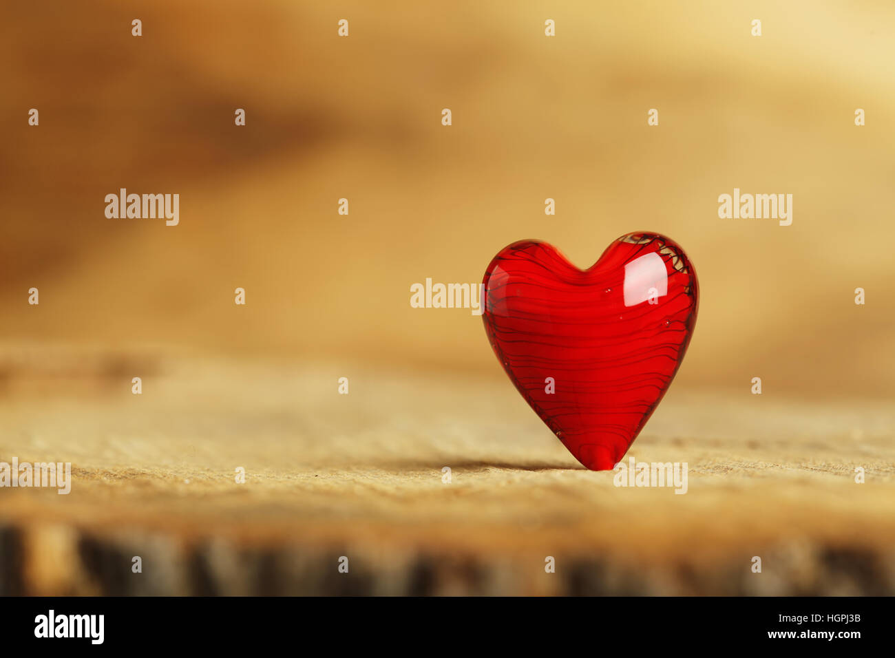 Leuchtend rotes Herz Hintergrund Stockfoto