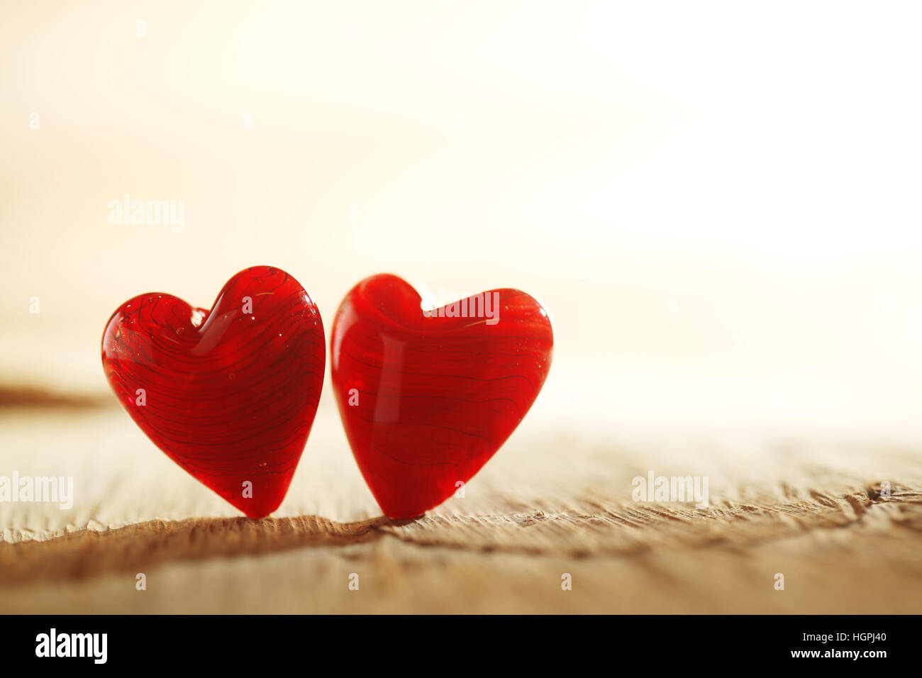 Leuchtend rote Herzen Hintergrund Stockfoto