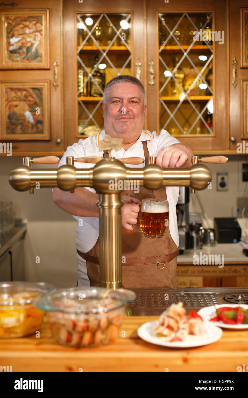 Barkeeper Gießen Bier vom Fass Stockfoto