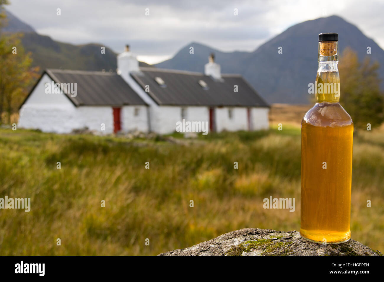 Flasche des schottischen Malt Whisky von traditionellen schottischen Haus und West Highland Wat auf Rannoch moor, Glencoe, Schottland. Stockfoto
