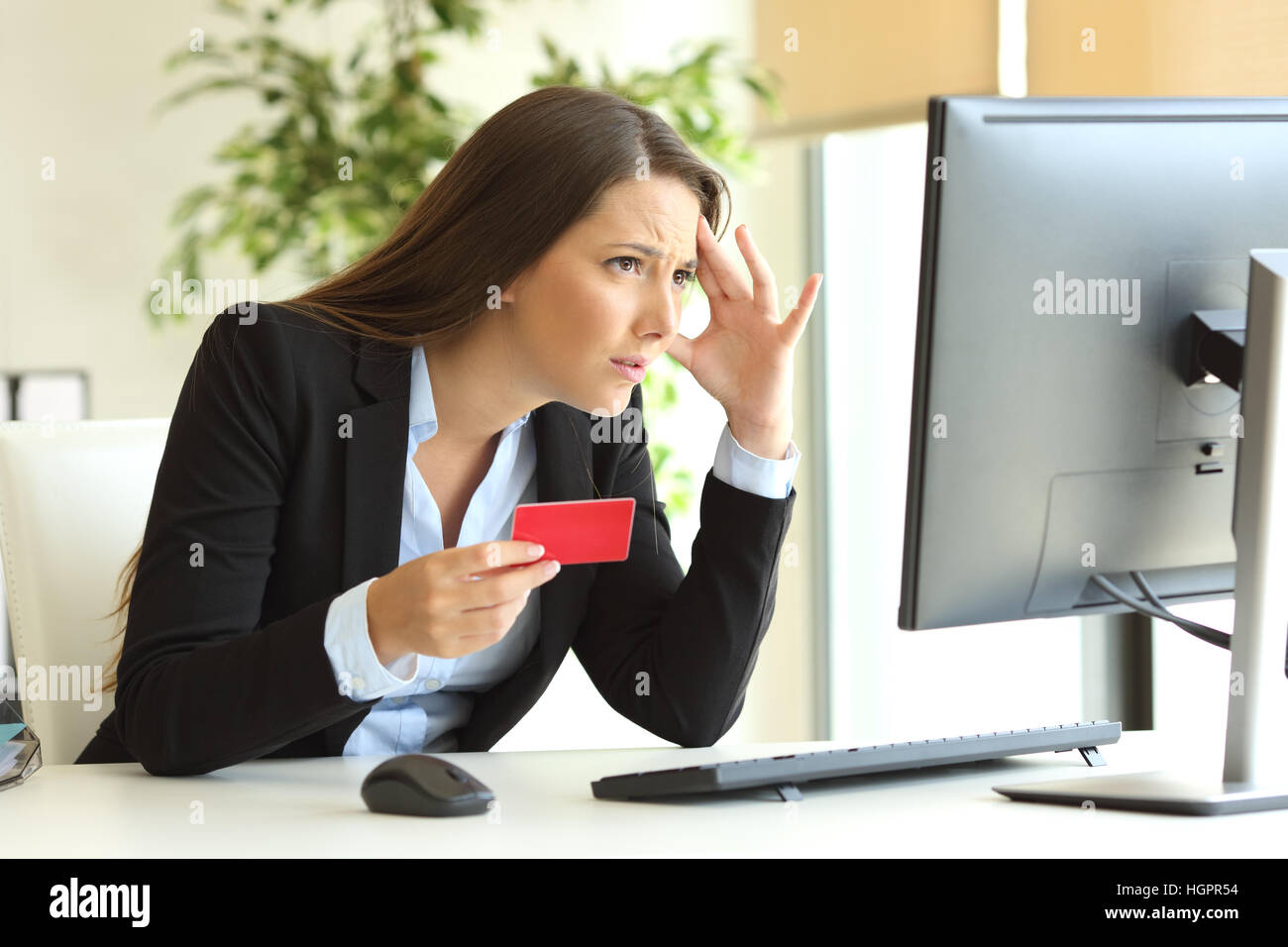 Besorgt Geschäftsfrau Anzug Probleme kaufen online mit Kreditkarte in einem Desktop im Büro Stockfoto