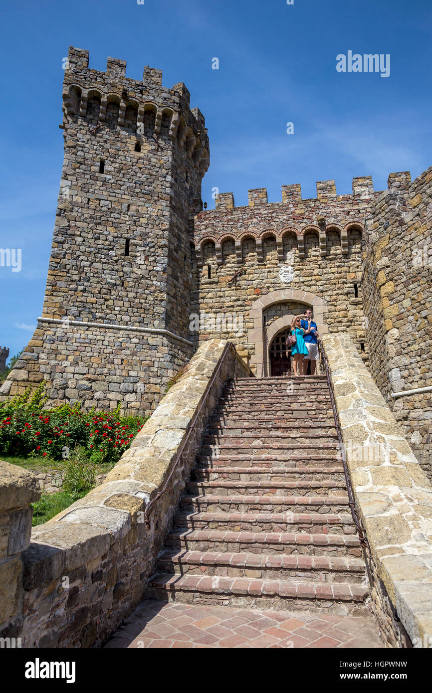 Vor dem Eingang zum Castello di Amorosa, Calistoga, Napa Valley, Napa County, Kalifornien Stockfoto