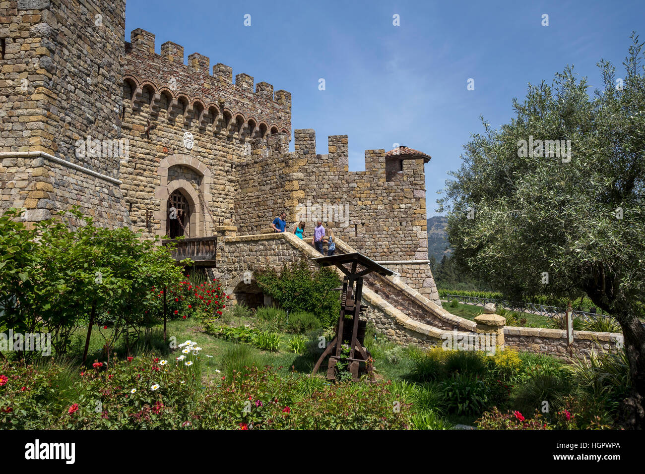 Vor dem Eingang zum Castello di Amorosa, Calistoga, Napa Valley, Napa County, Kalifornien, USA, Nordamerika Stockfoto