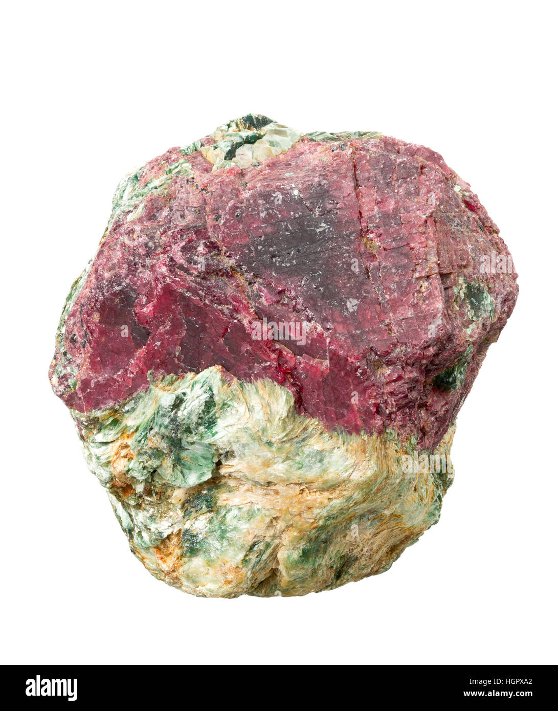 Roh, unbeschnittenen Rubinkristall auf Zoisit Matrix isoliert auf weißem Hintergrund Stockfoto
