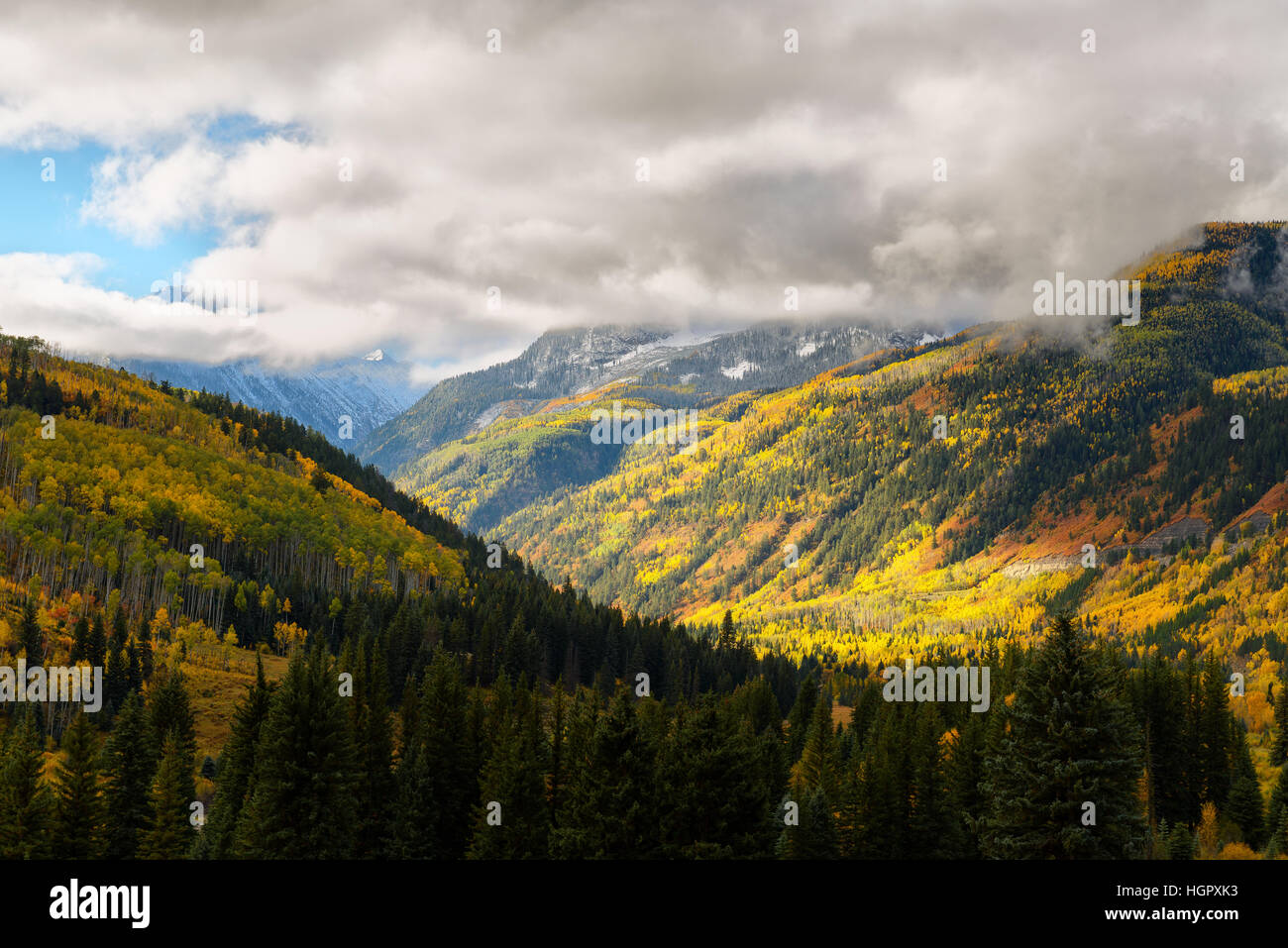 Herbstfarben Laub und großen Berg mit Schnee an der Spitze im Marmor county Stockfoto