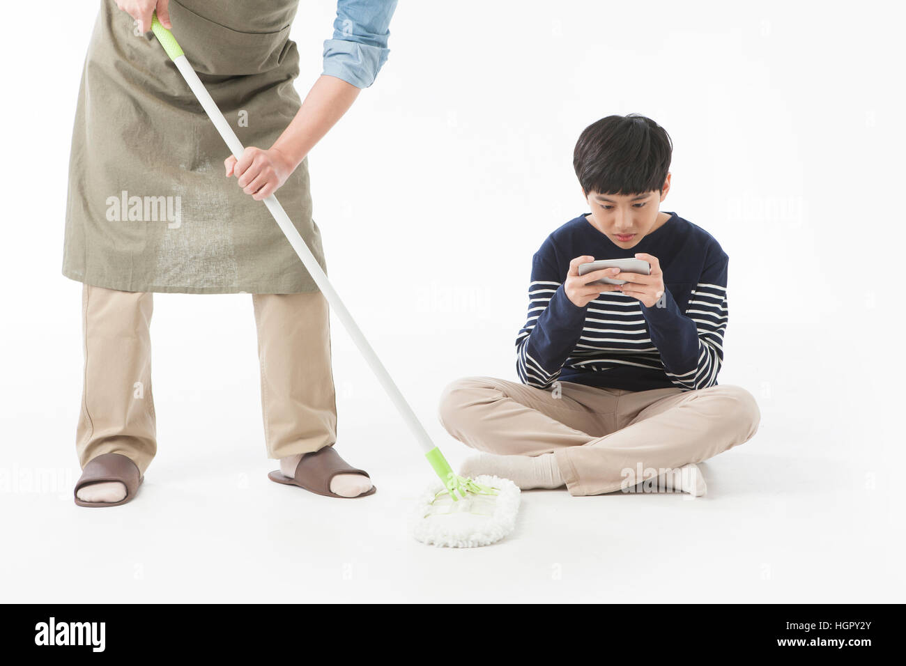 Reinigung Vater und Sohn mit smartphone Stockfoto